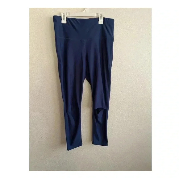 💥Xersion Navy Knee Cut Out Leggings M - Picture 3 of 9
